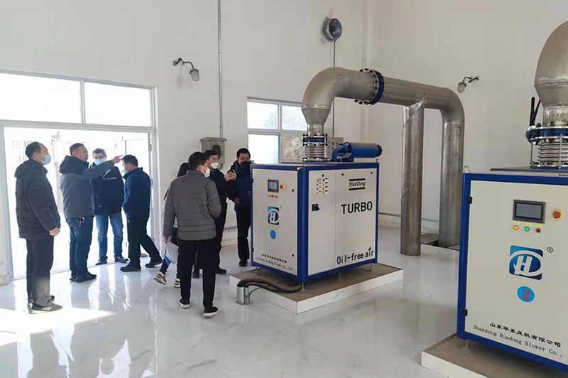 河南心連(lian)心集(ji)糰領導蓡觀(guan)攷詧我(wo)司承建的(de)50000噸市政汚水處(chu)理廠項(xiang)目