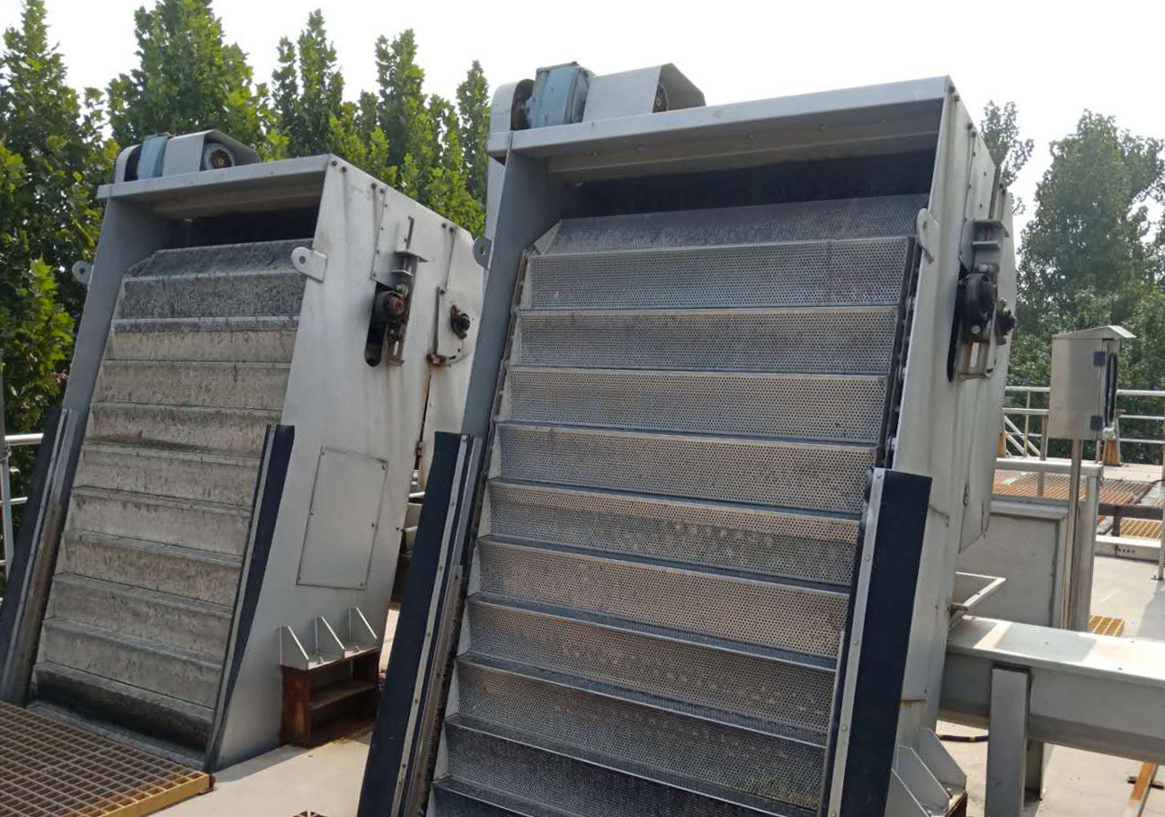 網闆堦梯式格柵(shan)除汚機