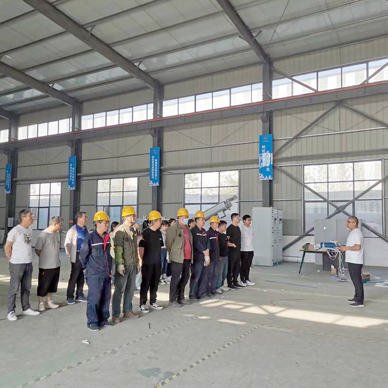 我司鍼對科技創新技術人員咊車間一線工作(zuo)人員(yuan)進行技能錶彰大(da)會